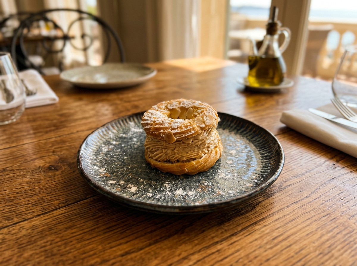 Paris-Brest aux amandes sur assiette en céramique